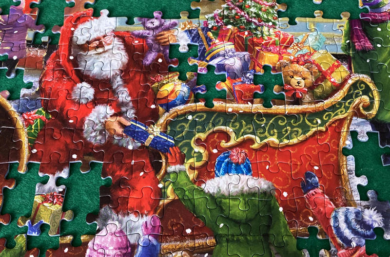 puzzle ze Świętym Mikołajem rozdającym prezenty dzieciom