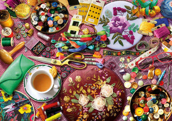 Puzzle 2000 el. Stół do szycia